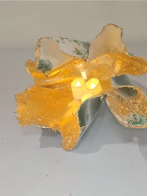 35. MEDIUM CLAM SHELL APPLE GREEN, WHITE GEMMED AND GOLD FOIL INTERIOR (1)