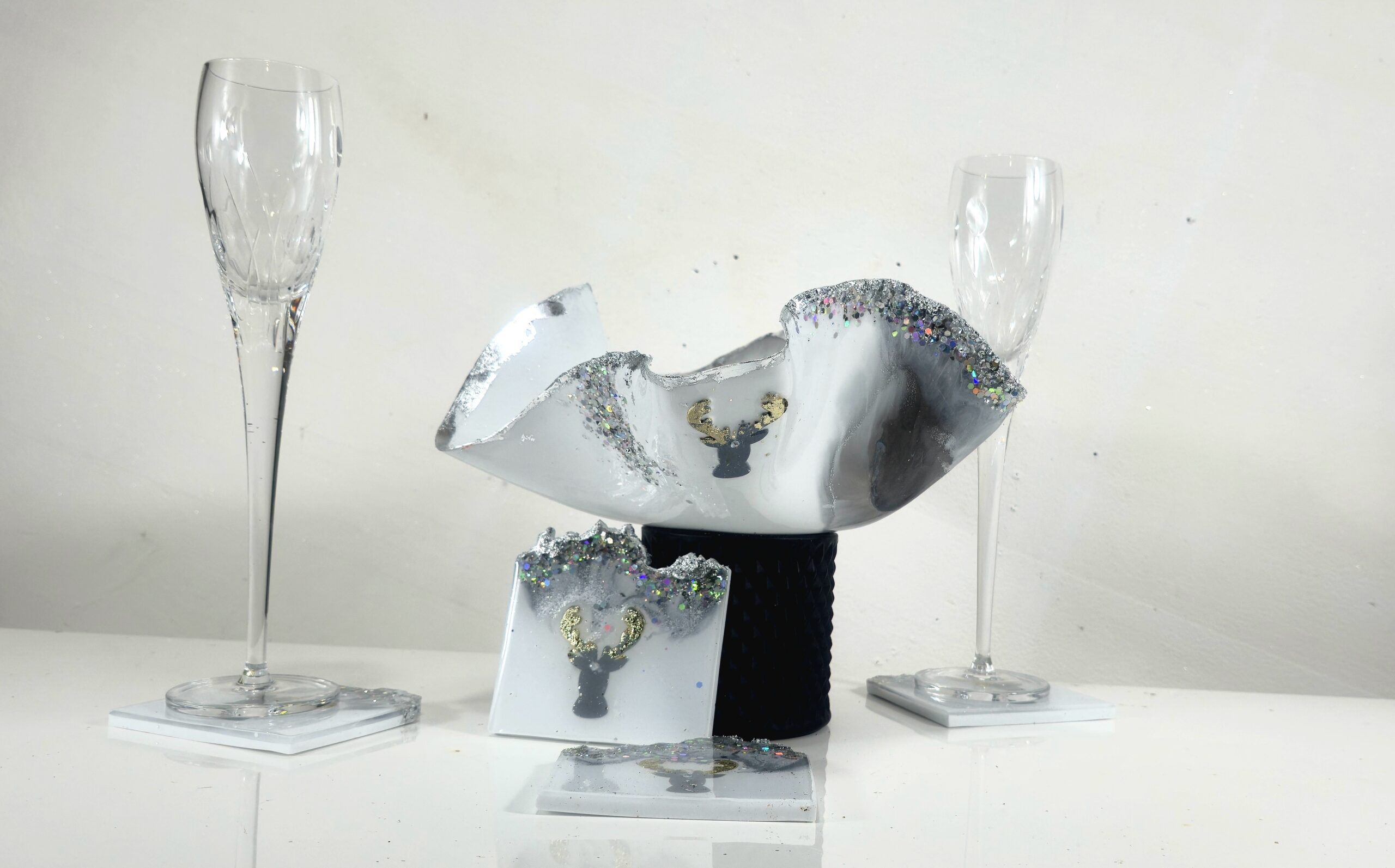 SMALL/MEDIUM SILVER GREY WHITE CHRISTMAS STAG BOWL WITH 4 MATCHING COASTERS