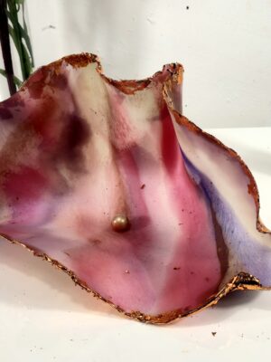 MULTI COLOURED PINKS MAUVE WITH PEARL CLAM SHELL