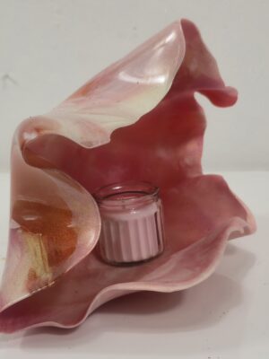 SMALL CLAM SHELL PINKS AND RED WITH LARGE PEARL